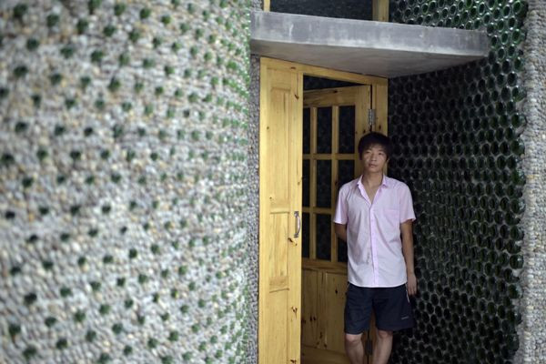 Độc đáo xây văn phòng từ 8.500 vỏ chai bia