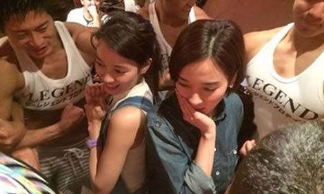 Những cô gái trẻ mê mẩn cà phê cơ bắp.