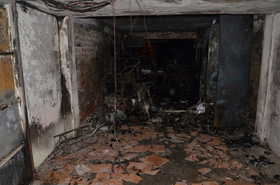 Khu nhà kho phát hỏa trong đêm.