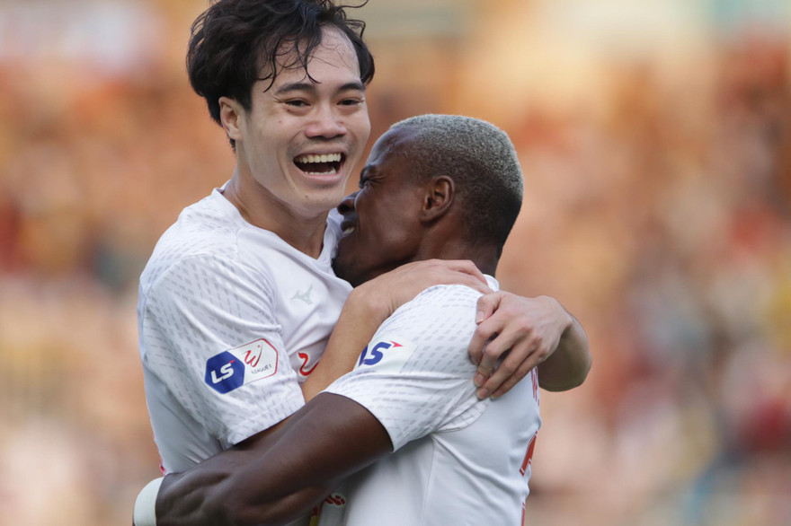 Văn Toàn mở tỉ số trong chiến thắng 2-1 của HAGL trước Bình Định chiều 14/3. Ảnh: Hữu Phạm 