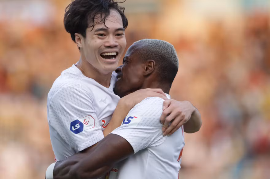 Văn Toàn mở tỉ số trong chiến thắng 2-1 của HAGL trước Bình Định chiều 14/3. Ảnh: Hữu Phạm 