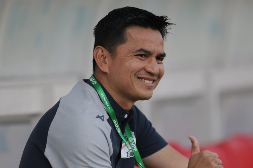 HLV Kiatisuk muốn HAGL tiếp tục cải thiện thể lực, lối chơi ở phần còn lại của LS V-League 2021. (ảnh Hữu Phạm)