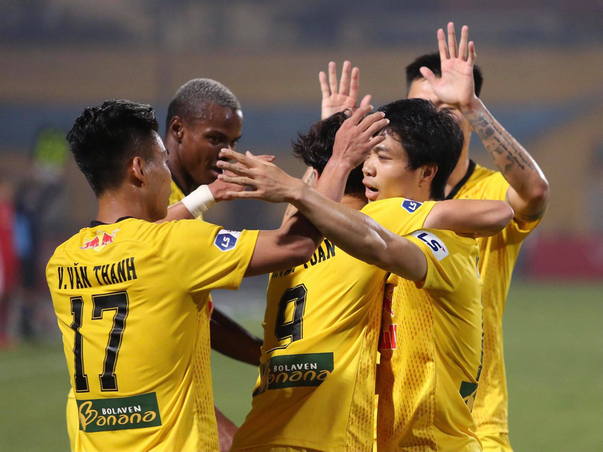 Công Phượng và các đồng đội ăn mừng bàn thắng vào lưới Viettel. (ảnh Viên Viên)