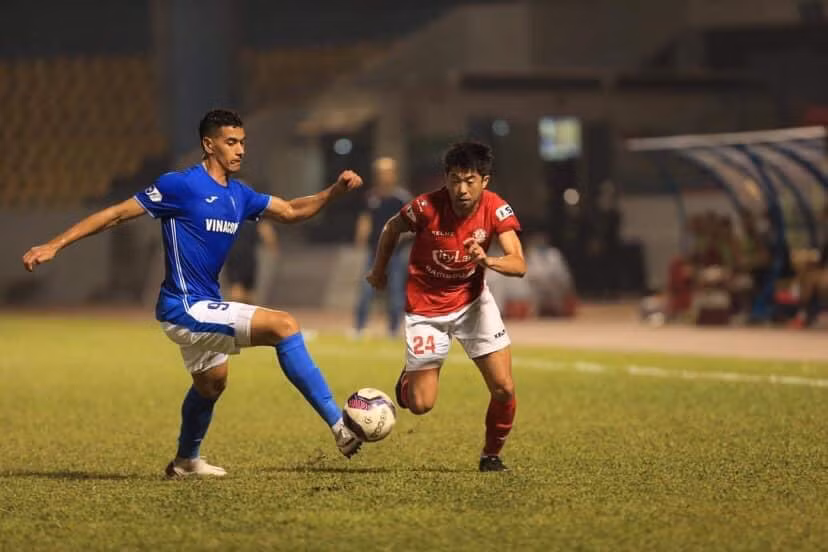 Lee Nguyễn không thể giúp Tp Hồ Chí Minh thoát thua trong cuộc đối đầu với Quảng Ninh trên sân Cẩm Phả.