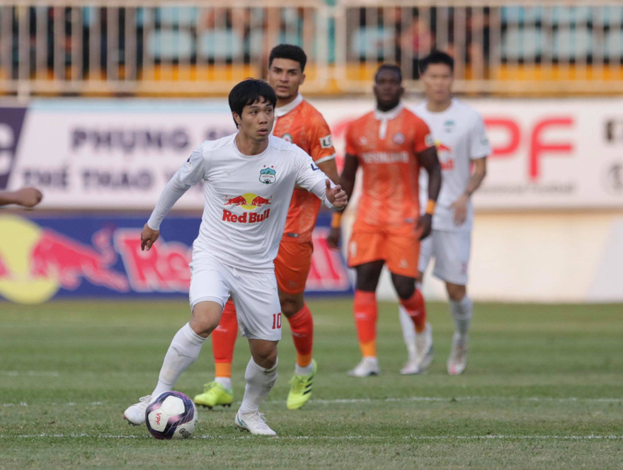 Công Phượng nhận thẻ vàng vì lỗi ăn vạ trong vòng cấm. (ảnh Hữu Phạm)