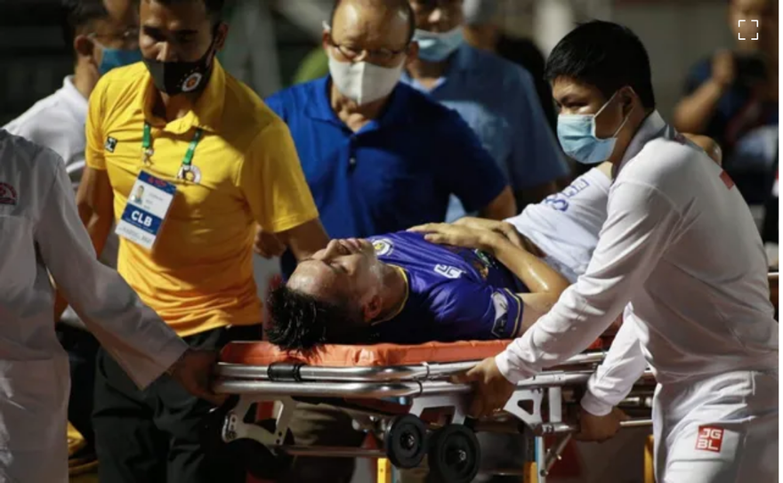 HLV Park Hang Seo xuống sân xem xét chấn thương của Đỗ Hùng Dũng.