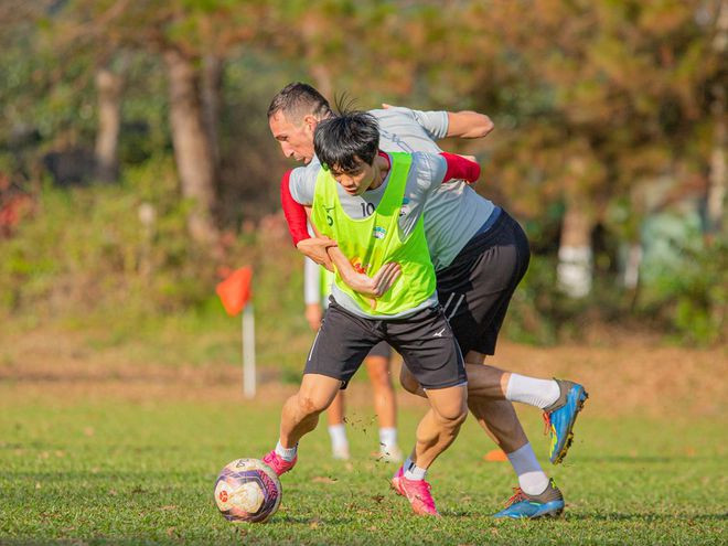 Công Phượng sẽ hiệu quả hơn nếu giảm bớt các tình huống xử lý bóng cá nhân rườm rà?