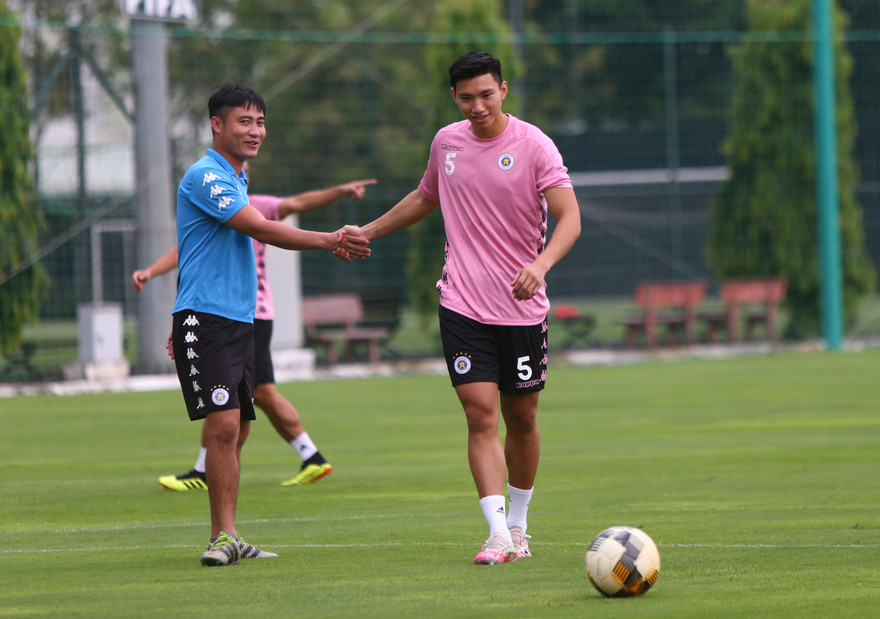 Đoàn Văn Hậu nổi bật với chiều cao 1,85, thể hình vạm vỡ nhờ tập Gym. Ảnh Anh Tú