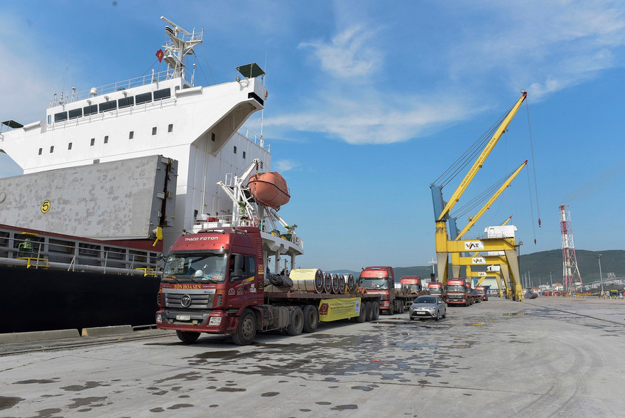  Tập đoàn Hoa Sen đã xuất khẩu lô hàng 15.000 tấn tôn, trị giá 12 triệu USD đi Mexico tại Cảng Tổng hợp Quốc tế Nghi Sơn (Thanh Hóa)