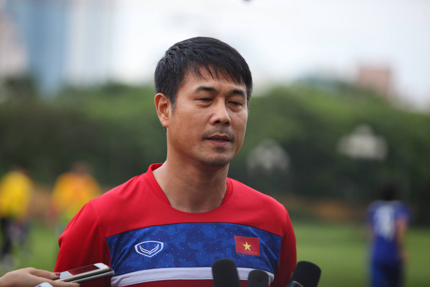 HLV Hữu Thắng trả lời báo chí hôm 4/7. (ảnh Ái Xuân)