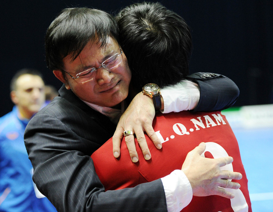 Ông Trần Anh Tú và giọt nước mắt hạnh phúc trong ngày futsal Việt Nam lập nên kỳ tích giành vé tới World Cup.