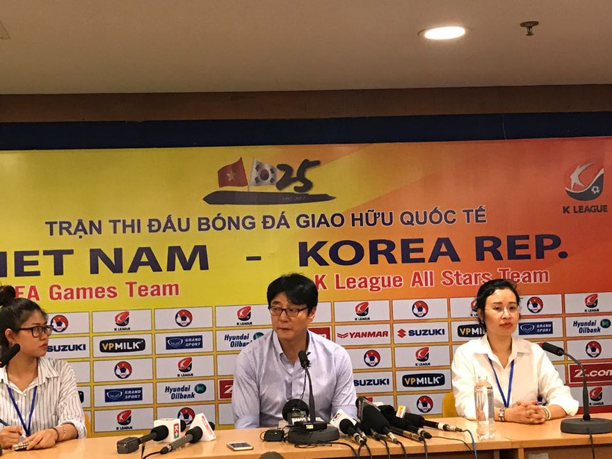 HLV Hwang sung-hong đánh giá cao tiền vệ Lương Xuân Trường.