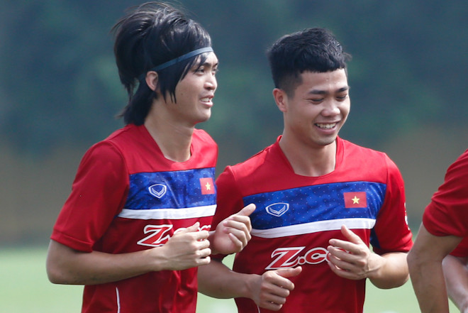 HLV Hữu Thắng cho rằng Công Phượng (phải) thích hợp với vị trí tiền đạo lùi.