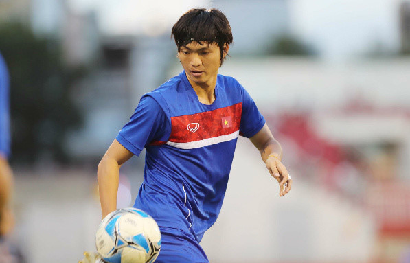 Tuấn Anh (trái) không có thể lực sung mãn nên cần được HLV Hữu Thắng sử dụng hợp lý.