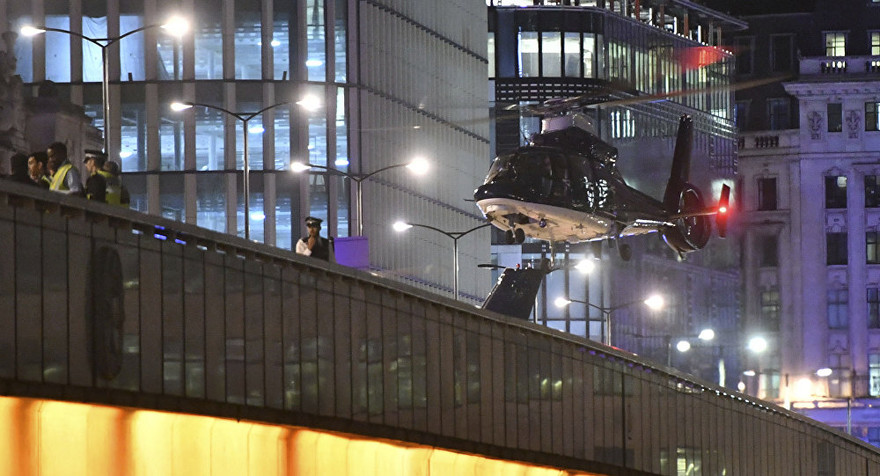 Trực thăng và lực lượng cảnh sát tại hiện trường vụ tấn công. 