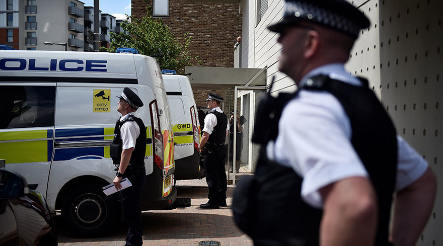 Cảnh sát đột kích một tòa nhà ở Barking, đông London sau vụ tấn công khủng bố.