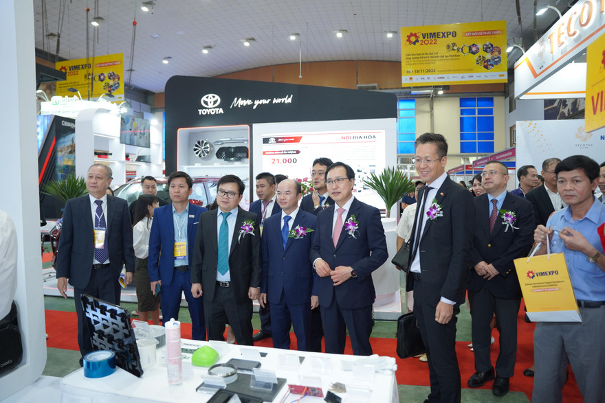 Các đại biểu tham dự gian hàng của các doanh nghiệp công nghiệp hỗ trợ Việt Nam và quốc tế