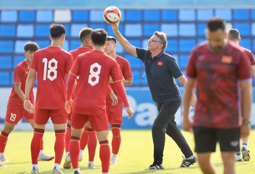 HLV Philippe Troussier và U22 Việt Nam dự báo sẽ gặp nhiều thử thách tại SEA Games 32 (ảnh Hữu Phạm)