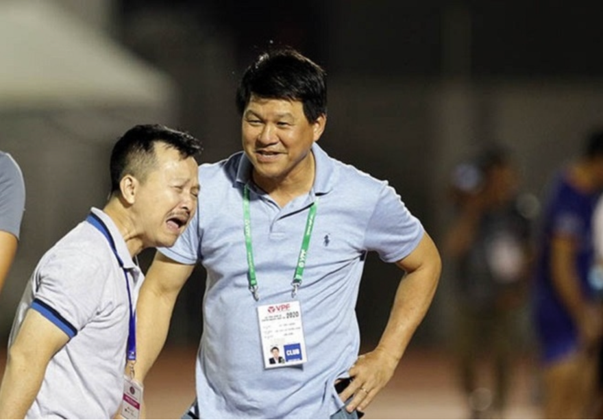 HLV Vũ Tiến Thành đối diện án kỷ luật của VFF do vi phạm quy chế phát ngôn. 