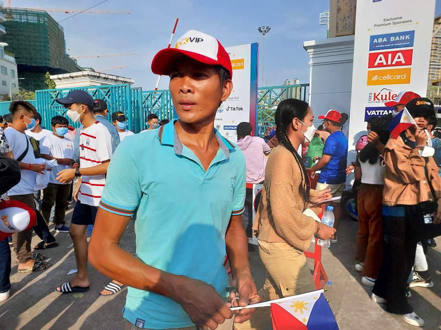 CĐV Việt Nam chật vật tìm vé xem các trận đấu của đội tuyển U22 Việt Nam tại SEA Games 32 (ảnh Thanh Hải)