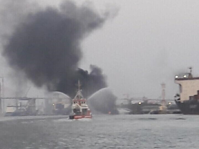 Các lực lượng đã triển khai nhiều biện pháp khống chế đám cháy và sự cố tràn dầu trên tàu chở dầu Hải Hà 18. Ảnh: Công an Nhân dân