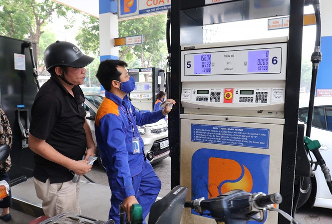 Xăng E5RON92 giảm 135 đồng/lít, xuống còn 19.223 đồng/lít bán lẻ từ 15h hôm nay