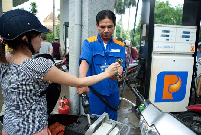 Giá bán lẻ xăng E5RON92 xuống còn tối đa 19.902 đồng/lít từ 15h hôm nay