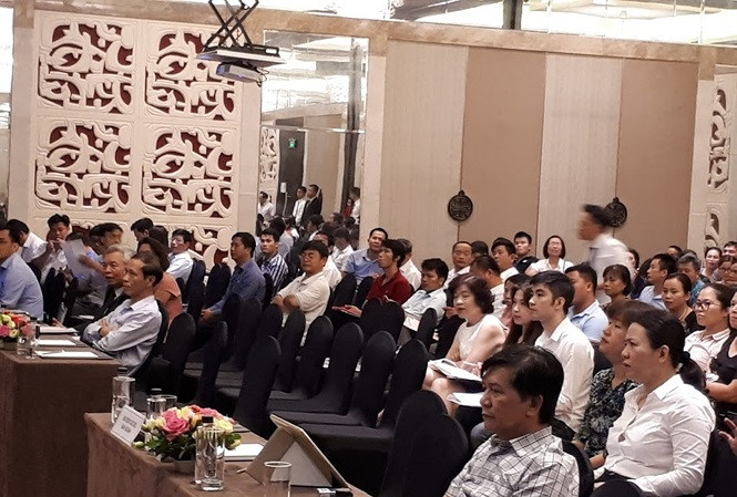 Ông Trần Ngọc Hà (áo kẻ, bên phải khung hình) tại cuộc họp Đại hội đồng cổ đông ngày 30/6. Ảnh: Lương Bằng. 