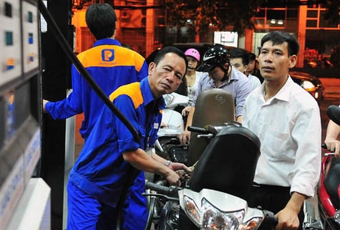 Giá xăng được giữ nguyên trong kỳ điều hành này nhưng giá các loại dầu được điều chỉnh tăng thêm từ 205 đồng - 296 đồng/lít, kg