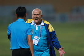 HLV Petrovi phản ứng trọng tài trên sân Hàng Đẫy.