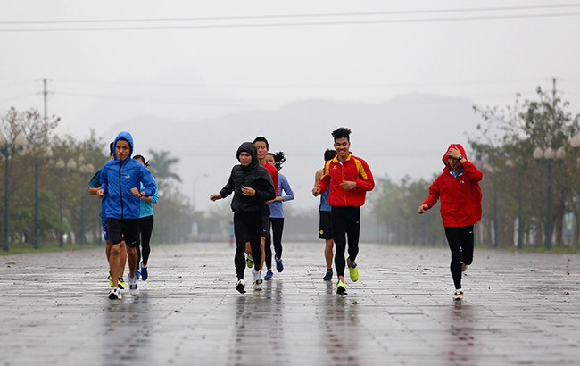 VĐV 'đội mưa' tập luyện trước ngày khởi tranh Việt dã