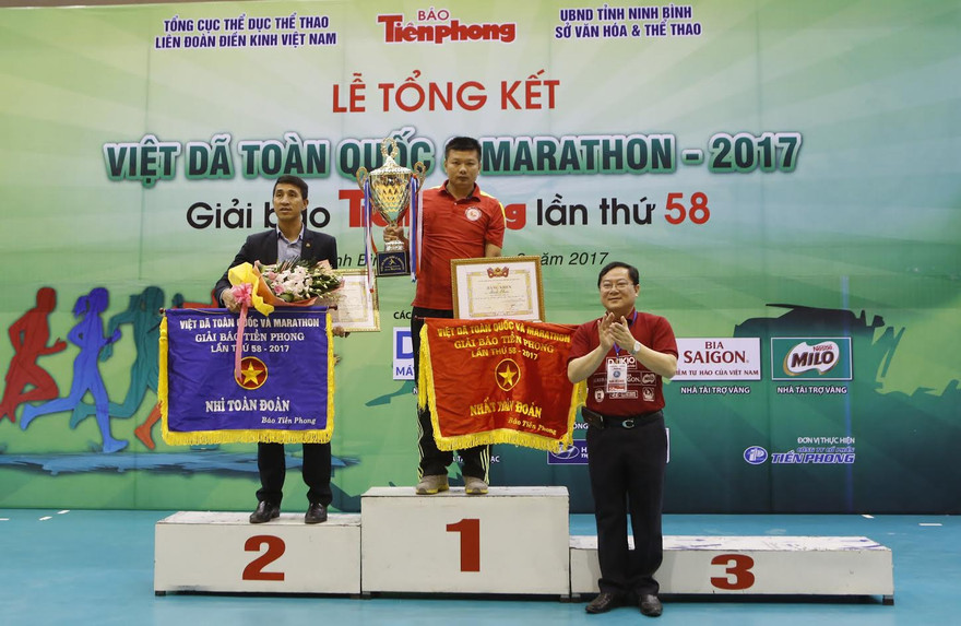 Tổng Biên tập báo Tiền Phong, Trưởng ban tổ chức giải, ông Lê Xuân Sơn trao Cup cho đại diện đoàn Bình Phước. Ảnh: Như Ý