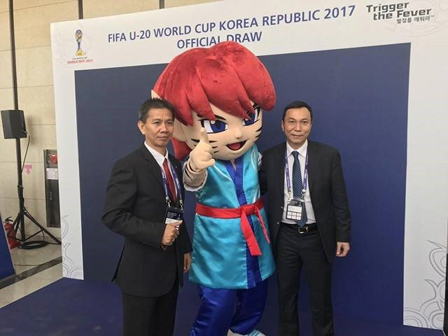 Phó Chủ tịch VFF Trần Quốc Tuấn và HLV Hoàng Anh Tuấn dự lễ bốc thăm (từ phải sang)