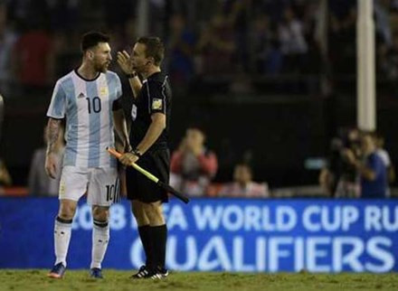 Messi có lời lẽ không hay đối với trọng tài biên Van Gasse.