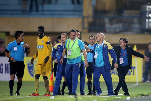 Chủ tịch CLB Thanh Hoá Nguyễn Trọng Hoài can HLV Petrovic trên sân Hàng Đẫy.