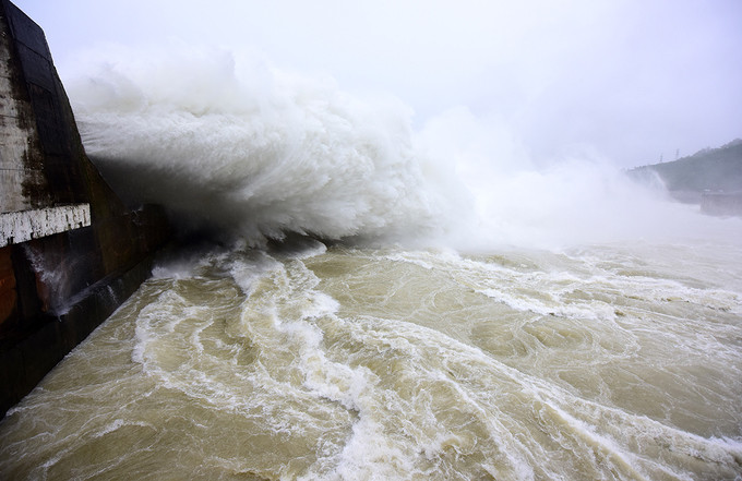 Sau hồ thuỷ điện Hoà Bình, hồ thuỷ điện Sơn La và Thác Bà đồng loạt mở một cửa đáy xả lũ