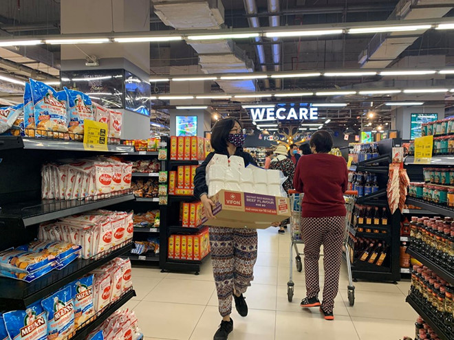 Người dân mua thực phẩm dự trữ sau khi thông tin ca nhiễm virut Covid-19 đầu tiên ở Hà Nội