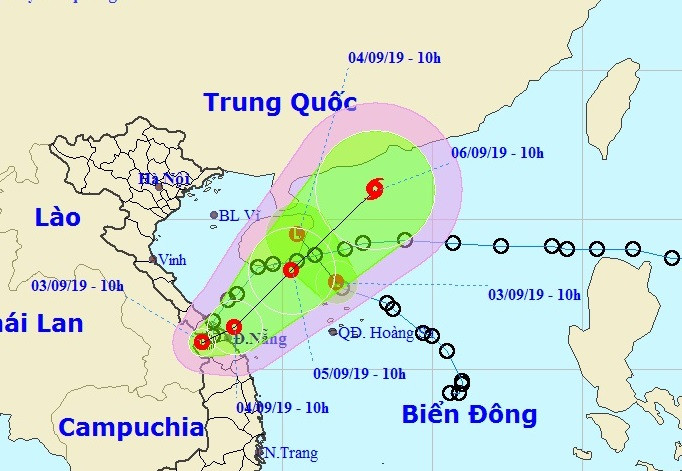 Áp thấp nhiệt đới sau khi "đánh võng" vào khu vực Thừa Thiên-Huế đến Quảng Nam dự báo sẽ vòng trở ra biển