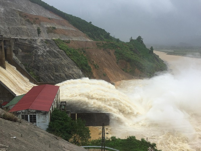 Xả lũ ở thủy điện Hố Hô (Hà Tĩnh)