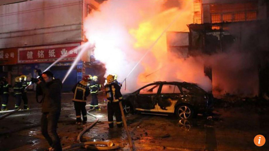 Các nhân viên cứu hỏa dập lửa từ vụ nổ cửa hàng pháo hoa.