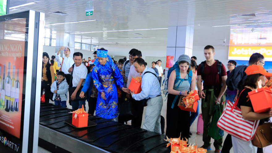 Hãng hàng không cử “ông, bà Táo” tặng quà cho khách