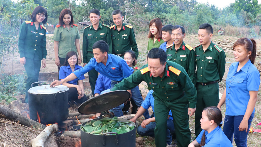 Tại ngày hội, đoàn viên thanh niên các đơn vị đã thi gói và nấu hơn 600 chiếc bánh chưng tặng đồng bào