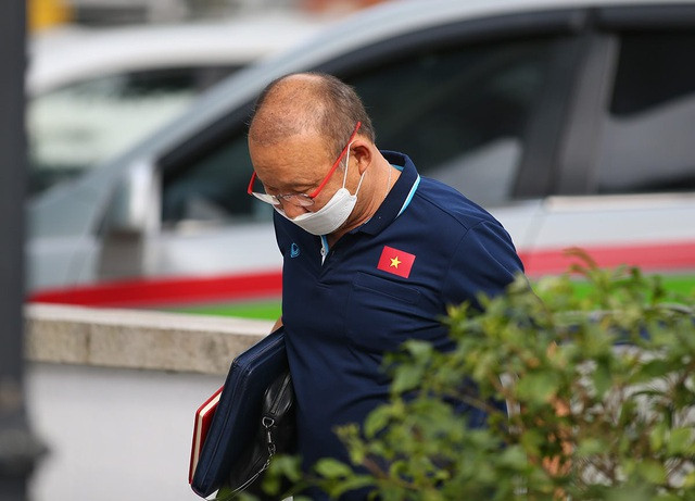 HLV Park Hang Seo đeo khẩu trang xuất hiện tại trụ sở VFF ngày 25/2.