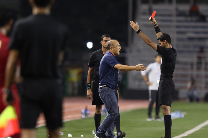 HLV Park Hang Seo bị truất quyền chỉ đạo vì phản ứng trọng tài ở trận chung kết SEA Games 30. (ảnh Hữu Phạm)