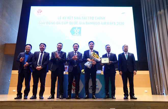 Quang cảnh lễ ký kết hợp đồng tài trợ cúp Quốc gia 2020 sáng 5/2. (ảnh Phương Niên)