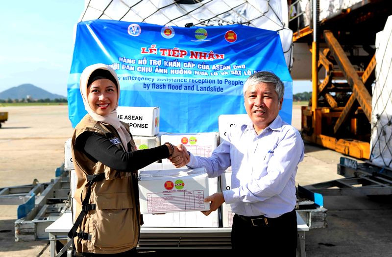 Đại diện Văn phòng Ban chỉ đạo Trung ương về Phòng chống thiên tai tiếp nhận cứu trợ cho bà con bị thiệt hại do mưa lũ từ tổ chức AHA.