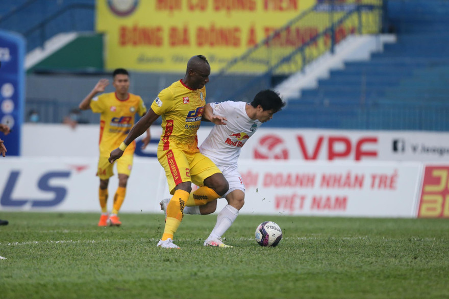 Công Phượng liên tục lập công cho HAGL ở LS V-League 2021 (ảnh Anh Tú)