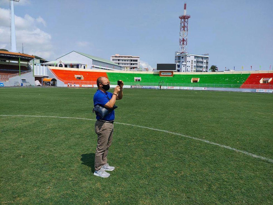 HLV Park Hang Seo trên sân Quy Nhơn của CLB Bình Định. 