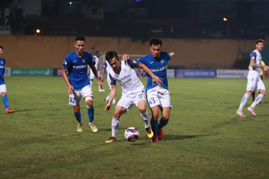 Quảng Ninh (áo xanh) gây thất vọng các CĐV với trận thua đậm 0-4 trên sân Hàng Đẫy của CLB Hà Nội. (ảnh Anh Tú)