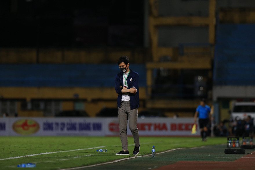 HLV Park Choong Kyun nhận thất bại đầu tiên ngay trong ngày ra mắt CLB Hà Nội. (ảnh Anh Tú)